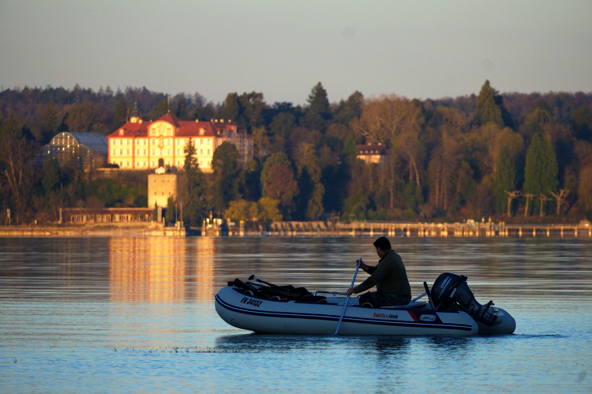 Motorboot auf dem Bodensee — Schloss im Goldstundenlicht