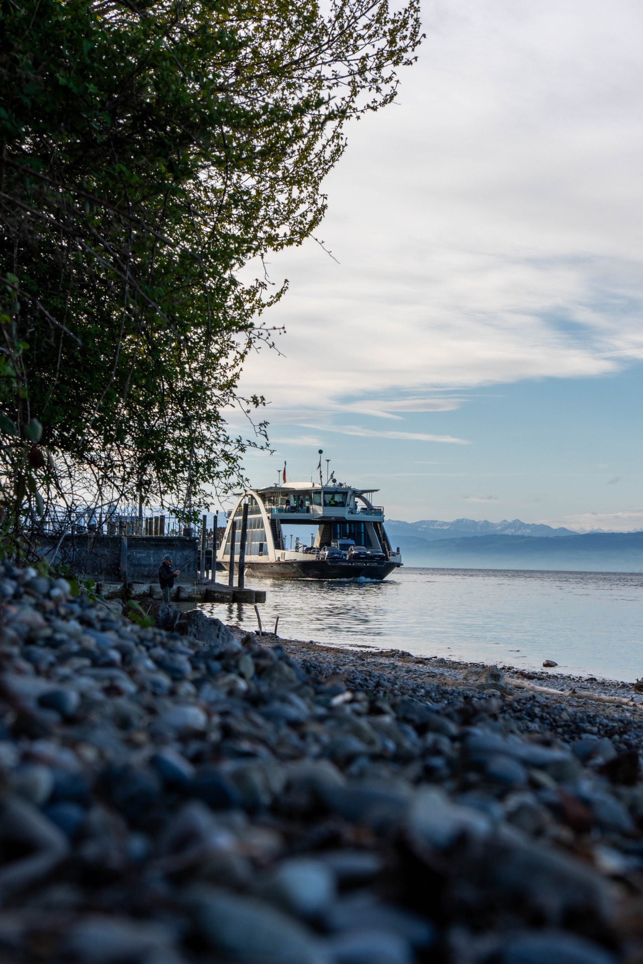 Bodensee-Fähre am Ufer — Alpen im Hintergrund